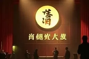 首屏主推画面：黄昏露台上两人并肩站着，女生低头笑，男生把手插在口袋里