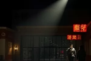 《迟到的玫瑰》门口地垫上放着一束用报纸裹着的花